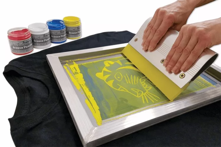 What are the differences between traditonal screen printing and heat transfer printing?